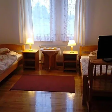 Gospodarstwo Agroturystyczne-pensjonat Sad 住宿加早餐酒店