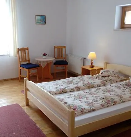 Gospodarstwo Agroturystyczne-pensjonat Sad 住宿加早餐酒店 3*